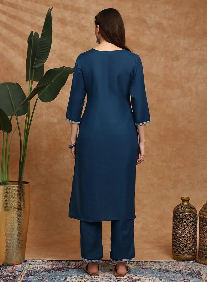 جلو باص طقم كورتا مستقيمة وبنطال واسع مطرز بزهور